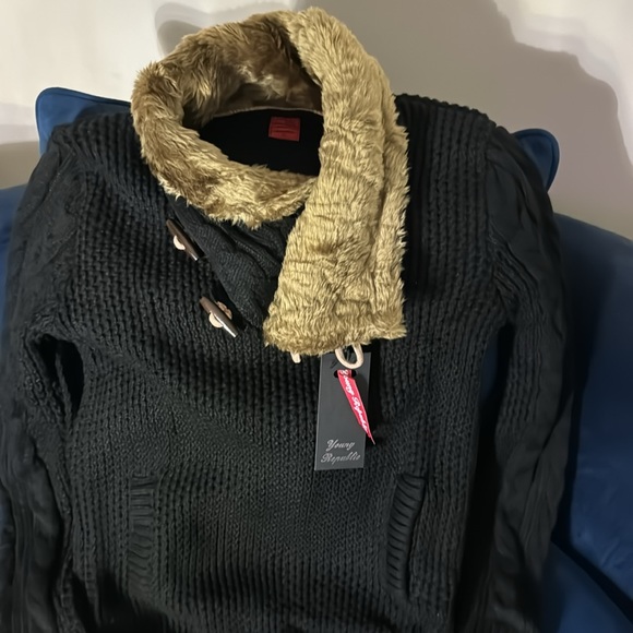 Black sweater with fur on collar new - Picture 2 of 2